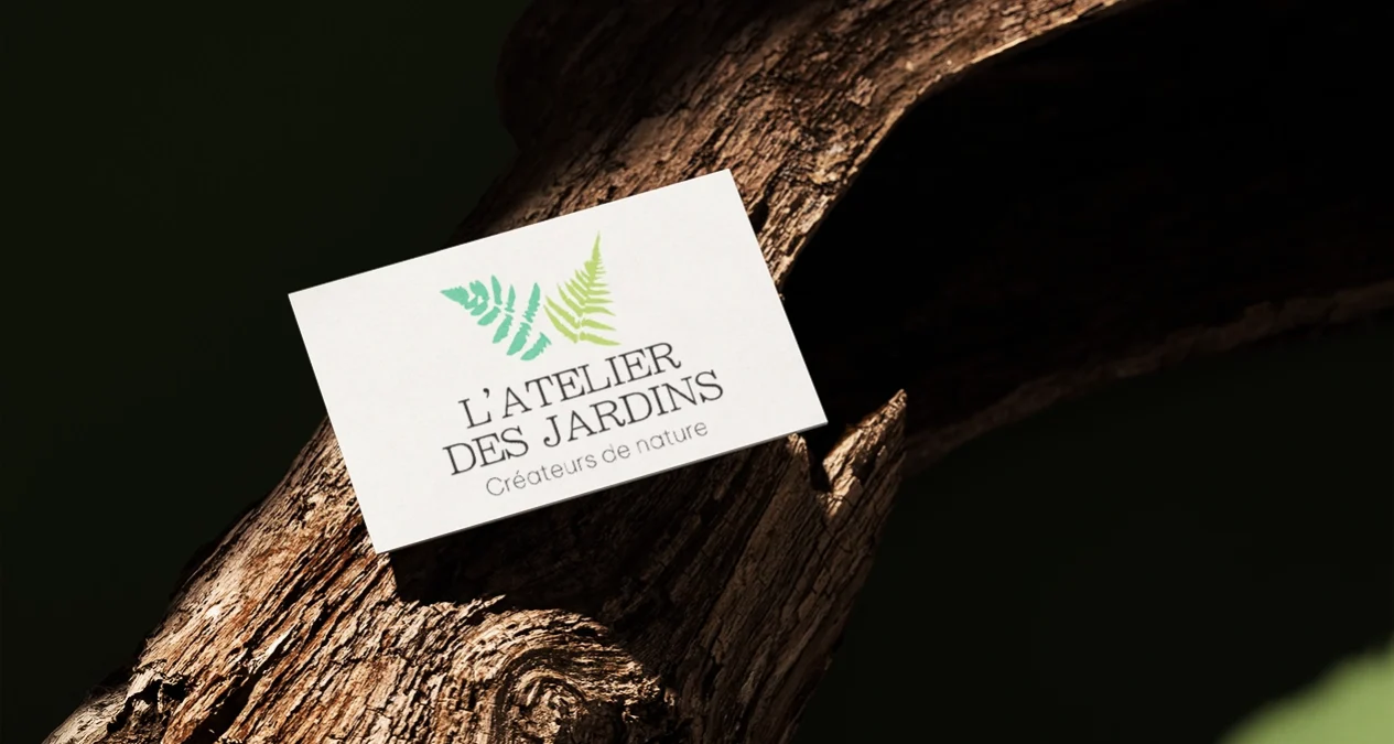 L'atelier des jardins carte commerciale sur tronc de bois