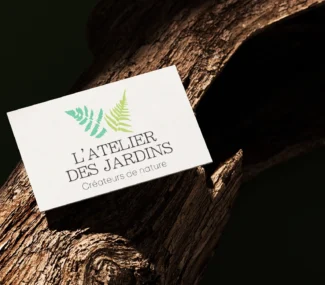 L'atelier des jardins carte commerciale sur tronc de bois