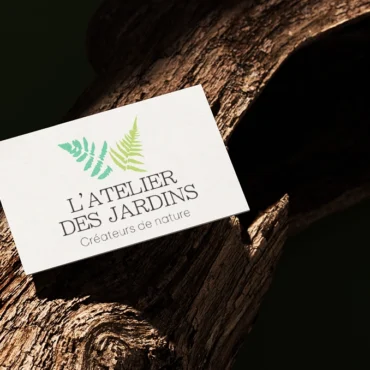 L'atelier des jardins carte commerciale sur tronc de bois