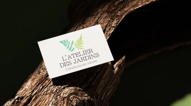 L'atelier des jardins carte commerciale sur tronc de bois