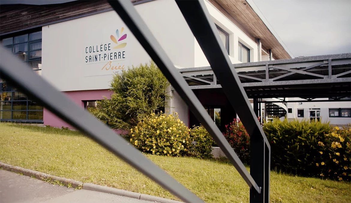 Saint-Pierre Collège - façade de l'école sur vidéo